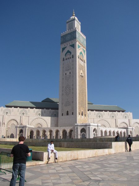 120312_minaret moskee hassan ii.jpg - De Hassan II-moskee is de plek die we bezoeken in Casablanca. Deze moskee is de één na grootste moskee van de wereld. Enkel de moskee in Mekka is groter. De minaret is 210 meter hoog.